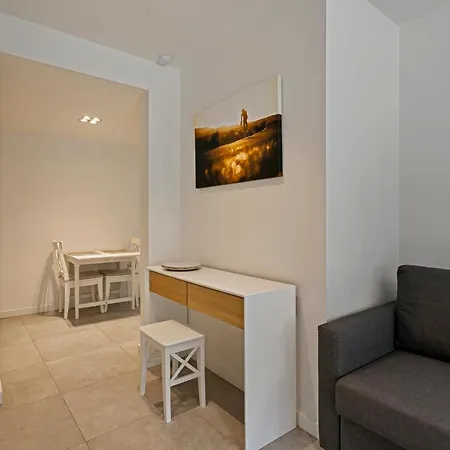 New Studio Close To Station, Shops, Beach, City
