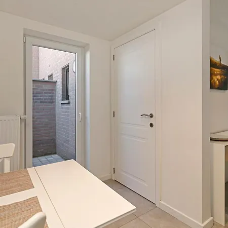 New Studio Close To Station, Shops, Beach, City *